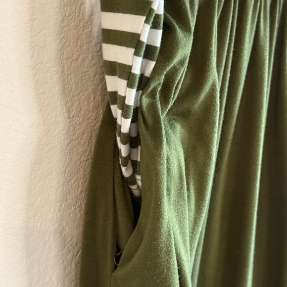 Chic Forest Stripes & Olive Sway – Vidarton XL Midi Dress w/ Pockets 🌿Preloved - Picture 4 of 12